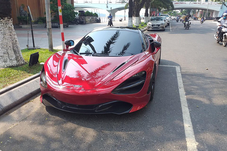 Mới đây siêu xe McLaren 720S đầu tiên tại Việt Nam bất ngờ xuất hiện Đà thành chuẩn bị nghỉ lễ 30/4 và 1/5. Đây là lần thứ 2 siêu phẩm McLaren 720S màu đỏ Memphis &#x1d;này xuất hiện tại thành phố Đà Nẵng.