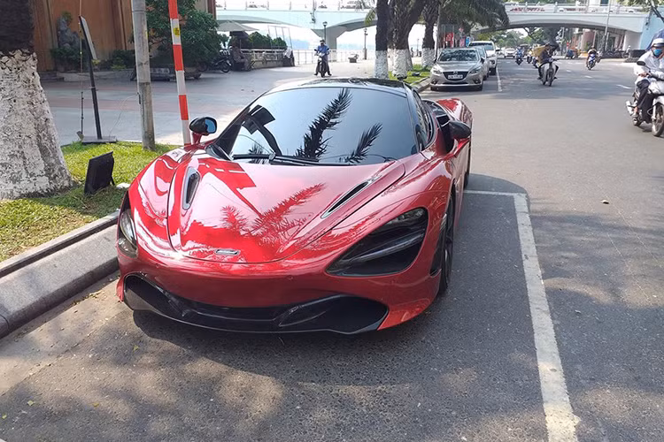 Mới đây siêu xe McLaren 720S đầu tiên tại Việt Nam bất ngờ xuất hiện Đà thành chuẩn bị nghỉ lễ 30/4 và 1/5. Đây là lần thứ 2 siêu phẩm McLaren 720S màu đỏ Memphis này xuất hiện tại thành phố Đà Nẵng.