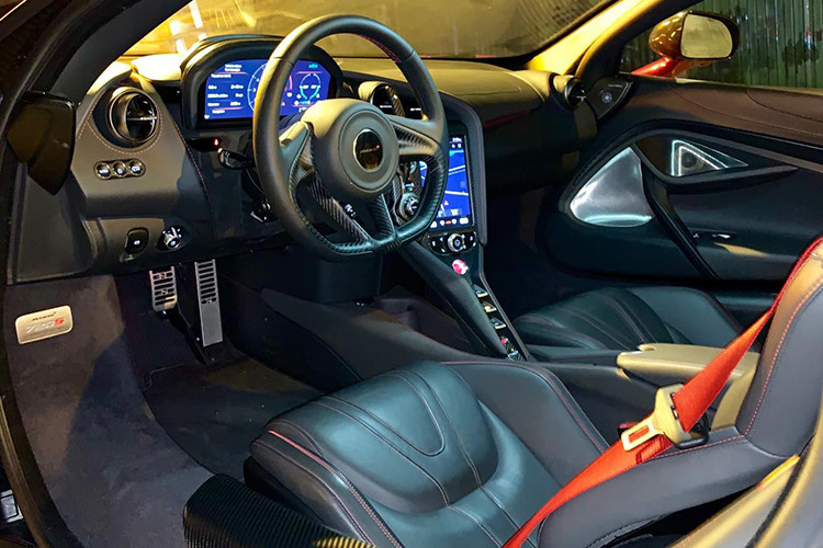 Trung tâm bảng điều khiển của siêu xe McLaren 720S là màn hình cảm ứng 8 inch, phía sau vô-lăng là màn hình TFT độ phân giải cao. Hệ thống âm thanh cao cấp, ghế ngồi thể thao, vô-lăng bọc da ốp carbon,...