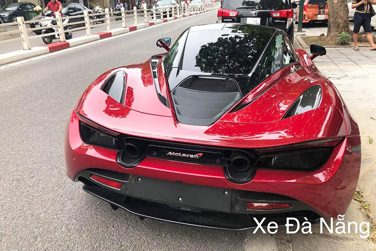 McLaren 720S sử dụng khối động cơ V8, tăng áp kép, dung tích 4.0 lít, sản sinh công suất tối đa 720 mã lực và mô-men xoắn cực đại 770 Nm. Kết hợp với hộp số SSG ly hợp kép 7 cấp, "trái tim" trên giúp McLaren 720S chỉ mất khoảng 2,9 giây để tăng tốc từ 0-100 km/h trước khi đạt vận tốc tối đa 341 km/h.