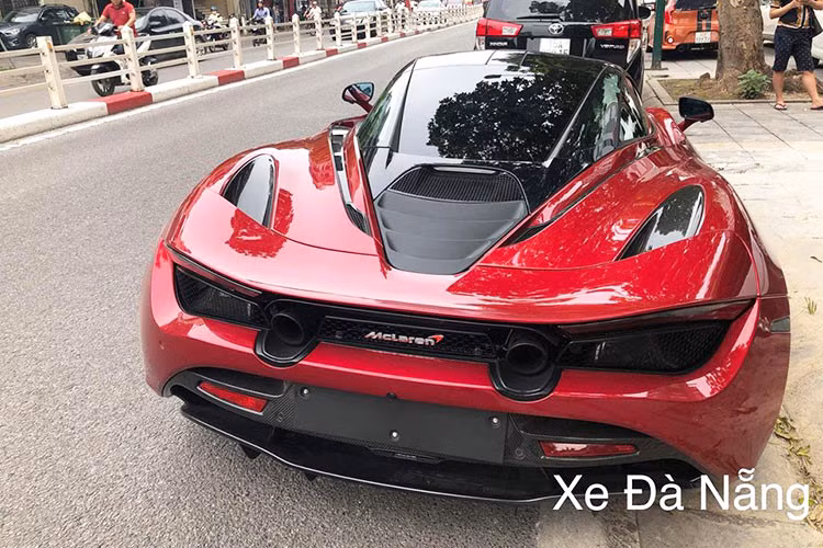 McLaren 720S sử dụng khối động cơ V8, tăng áp kép, dung tích 4.0 lít, sản sinh công suất tối đa 720 mã lực và mô-men xoắn cực đại 770 Nm. Kết hợp với hộp số SSG ly hợp kép 7 cấp, "trái tim" trên giúp McLaren 720S chỉ mất khoảng 2,9 giây để tăng tốc từ 0-100 km/h trước khi đạt vận tốc tối đa 341 km/h.
