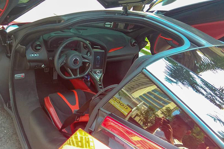 Ngoài bộ áo đỏ Memphis, bên trong khoang lái của siêu xe McLaren 720S mới vận chuyển ra Đà Nẵng còn có một số chi tiết hoàn thành với màu đỏ kèm theo bộ ghế ngồi bọc da Alcantara màu đen. Có thể quan sát thấy các trang bị tiện nghi trên siêu xe này tập trung vào vị trí người lái.
