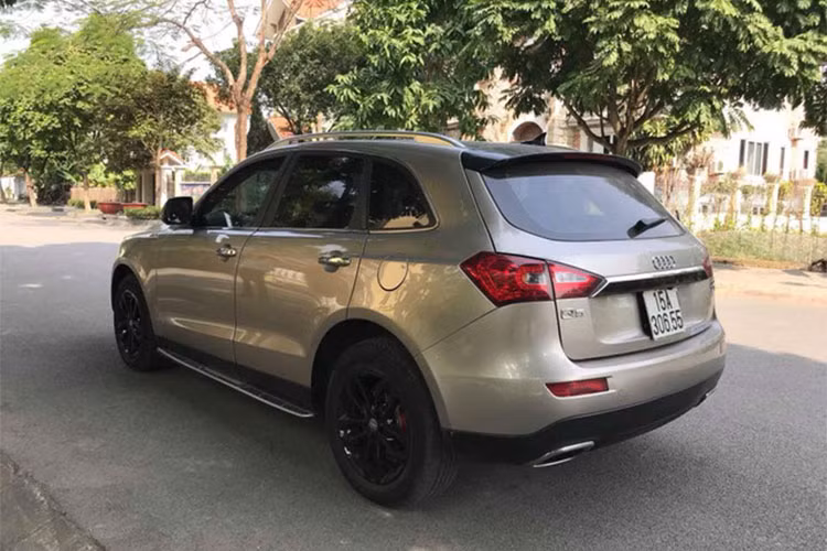 Zotye thiết kế thể thao, lưới tản nhiệt điểm với hai thanh dọc mạ crôm, kết hợp với logo của hãng đặt chính giữa. Đèn pha tự động tích hợp rửa đèn tự động, đèn LED ban ngày, gạt mưa tự động. Mẫu xe này hướng đến phong cách thể thao nên được trang bị vành 18 inch đa chấu, bộ kẹp phanh sơn đỏ tạo điểm nhấn