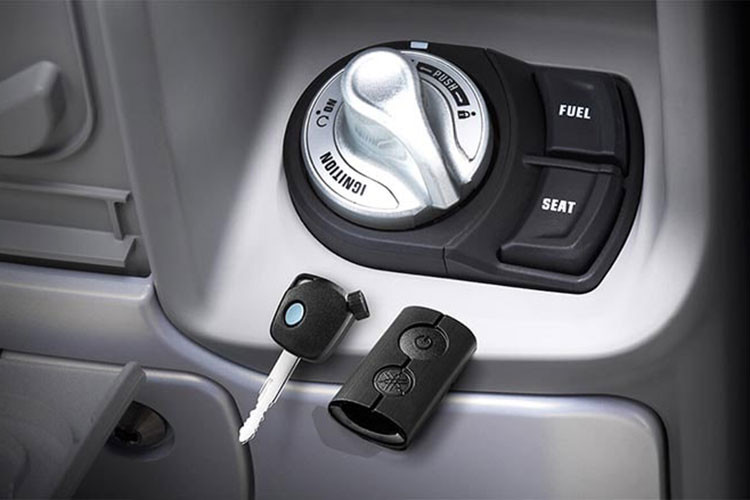 Phiên bản cao cấp nhất của Yamaha QBIX sẽ là chìa khóa thông minh Smartkey sư dụng tiện lợi, phiên bản thường sẽ là khoá từ đa năng.