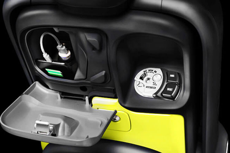 Ở bên dưới, ổ khóa của QBIX là dạng khóa từ y hệt các mẫu xe tay ga tầm trung khác của hãng xe máy Yamaha. &#x8;Xe cũng có ổ điện 12V nằm trong hộc chứa đồ, giúp người sử dụng có thể sạc các thiết bị di động như máy nghe nhạc hay điện thoại nếu có jack chuyển.