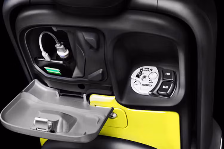 Ở bên dưới, ổ khóa của QBIX là dạng khóa từ y hệt các mẫu xe tay ga tầm trung khác của hãng xe máy Yamaha. Xe cũng có ổ điện 12V nằm trong hộc chứa đồ, giúp người sử dụng có thể sạc các thiết bị di động như máy nghe nhạc hay điện thoại nếu có jack chuyển.