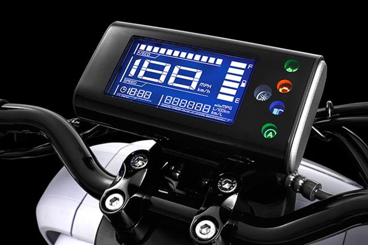 Trên cụm ghi-đông trần của Yamaha QBIX mới là một bảng đồng hồ cũng có dạng hình khối vuông vức và gần như hoàn toàn là một màn hình LCD, chỉ giữ lại một số đèn báo. QBIX cũng được trang bị hệ thống dừng-chờ Stop Start System tương tự Idling Stop của đối thủ Honda.