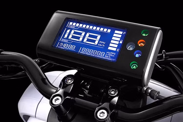 Trên cụm ghi-đông trần của Yamaha QBIX mới là một bảng đồng hồ cũng có dạng hình khối vuông vức và gần như hoàn toàn là một màn hình LCD, chỉ giữ lại một số đèn báo. QBIX cũng được trang bị hệ thống dừng-chờ Stop Start System tương tự Idling Stop của đối thủ Honda.