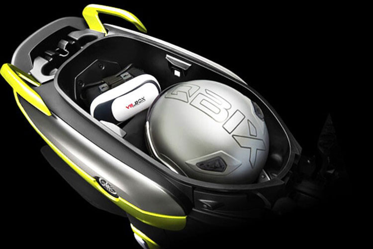 Với chiều cao yên chỉ 740 mm, chiếc xe tỏ ra thân thiện ngay cả với những người thấp. Nằm bên dưới yên là khoang chứa đồ có thể tích lên tới 22,5 lít, có thể chứa được 2 chiếc mũ bảo hiểm full face.