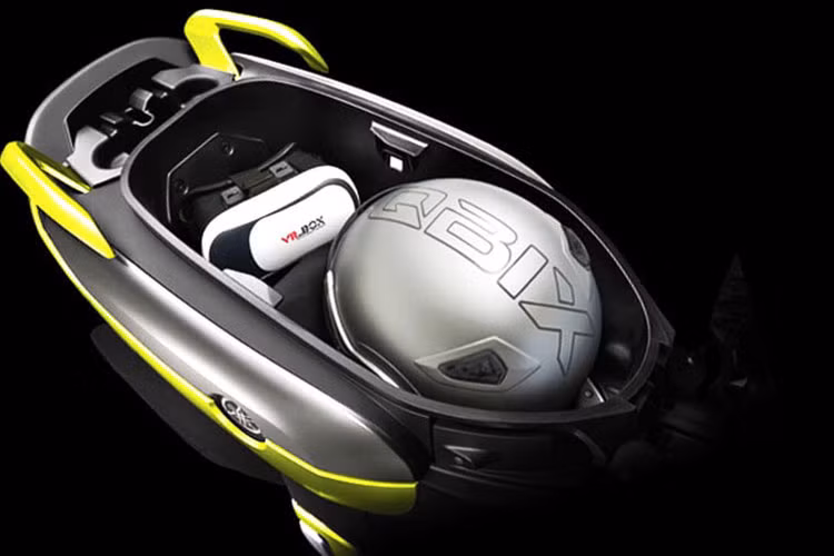 Với chiều cao yên chỉ 740 mm, chiếc xe tỏ ra thân thiện ngay cả với những người thấp. Nằm bên dưới yên là khoang chứa đồ có thể tích lên tới 22,5 lít, có thể chứa được 2 chiếc mũ bảo hiểm full face.