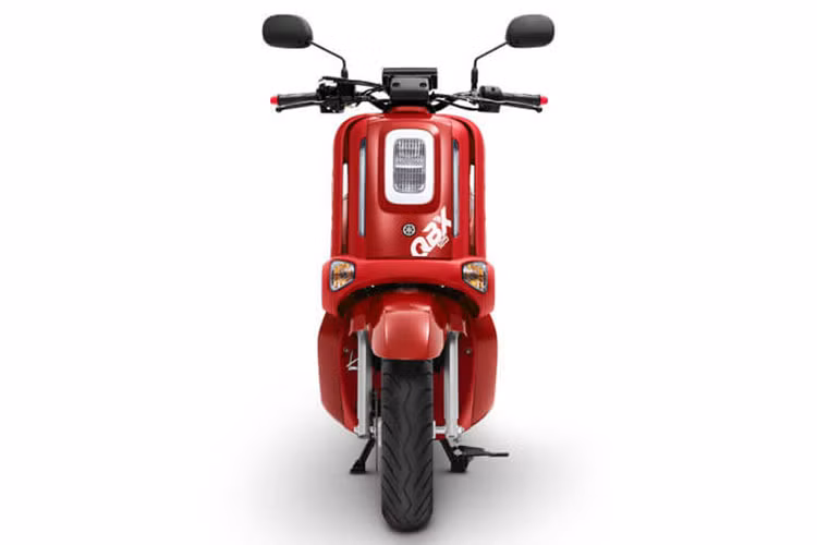 Nằm ở mặt nạ trước của QBIX là một đèn pha hình chữ nhật đặt dọc, nằm giữa những đèn định vị cũng có dạng dải LED. Cặp đèn xi-nhan nằm ở phía dưới, kết hợp với các chi tiết khác tạo thành một tổng thể thiết kế nhỏ gọn nhưng cá tính, nếu không muốn nói là "kỳ lạ" cho phần trước của chiếc xe.