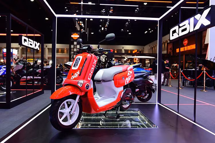Mới đây, mẫu xe ga Yamaha QBIX 2019 mới với thiết kế nhỏ xinh đầy lạ lẫm đã được ra mắt tại triển lãm xe Bangkok. Đây là một trong những mẫu xe tay ga đáng yêu nhất trong phân khúc của hãng xe Nhật Bản.