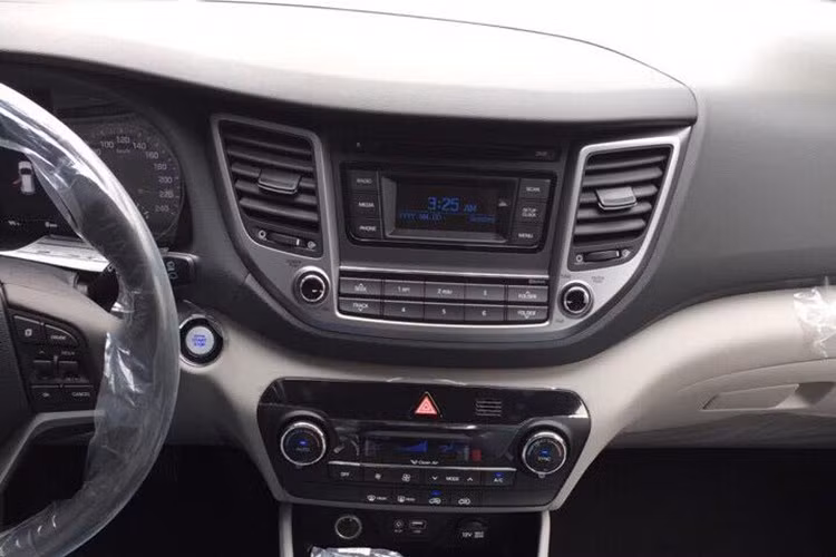 Dự đoán, Hyundai Tucson 2017 tại Việt Nam sẽ tiếp tục dùng động cơ xăng Nu 4 xy-lanh, dung tích 2.0 lít, sản sinh công suất tối đa 156 mã lực tại vòng tua máy 6.200 vòng/phút và mô-men xoắn cực đại 196 Nm tại vòng tua máy 4.000 vòng/phút. Động cơ kết hợp với hộp số tự động 6 cấp.