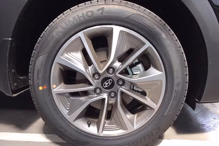 Về ngoại hình, chiếc xe nhận được nhiều ý kiến khác nhau - cả khen lẫn chê từ phía người sử dụng. Đặc biệt là với khác biệt ngoại thất duy nhất nằm ở bộ vành xe trông lạ mắt hơn, đa phần người chơi xe cho rằng thiết kế của bộ mâm mới không mạnh mẽ và đẹp như bản cũ, tuy nhiên một số người lại khá thích thú với thiết kế mâm mới này.