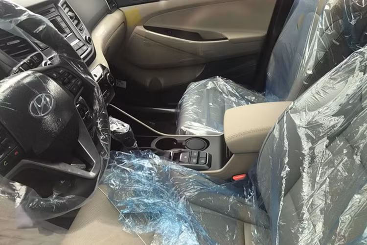 Nội thất của Tucson phiên bản 2017 gây ấn tượng với chất liệu bọc da cao cấp với ghế lái chỉnh điện 10 hướng, ghế phụ chỉnh điện 8 hướng, vô lăng đa dạng nút bấm, hệ thống điều hòa tự động 2 vùng độc lập cùng của gió hàng ghế sau. Hệ thống giải trí trên xe hỗ trợ đầy đủ các kết nối Radio AM-FM/USB/CD/MP3/AUX/Bluetooth đi kèm với 6 loa.