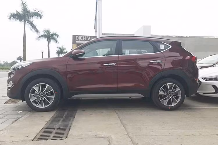 Từng được giới thiệu chính thức tại thị trường Mỹ vào tháng 8/2016, mẫu xe Hyundai Tucson 2017 mới hoàn toàn không có bất kỳ thay đổi nào về thiết kế so với "người tiền nhiệm". ucson 2017 vẫn giữ nguyên kích thước 4.475mm dài, 1.850mm rộng, 1.660mm cao, cùng chiều dài cơ sở 2.670mm, khoảng sáng gầm 172mm.