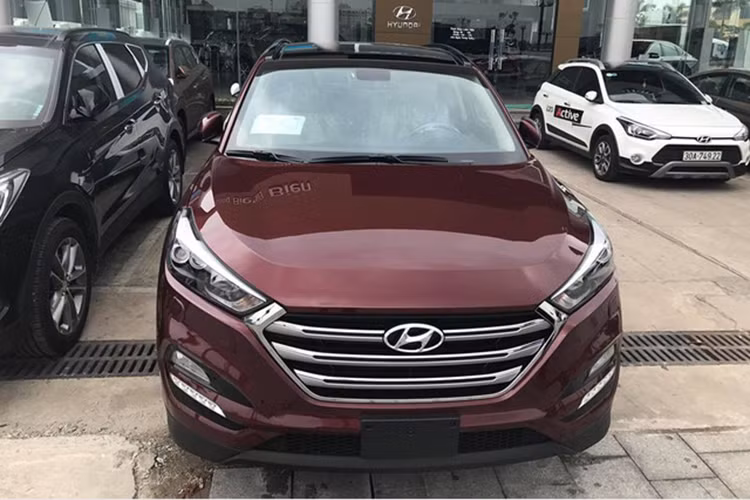 Sau khi những hình ảnh đầu tiên của mẫu crossover cỡ nhỏ Hyundai Tucson 2017 mới tại Việt Nam được lan truyền trên mạng xã hội cách đây vài ngày. Đến nay, Hyundai lại tiếp tục đưa loạt xe mới này về các đại lý tại Hà Nội với hàng loạt màu sắc khác nhau. Mẫu xe mới này không thay đổi thiết kế nhiều so với phiên bản cũ.