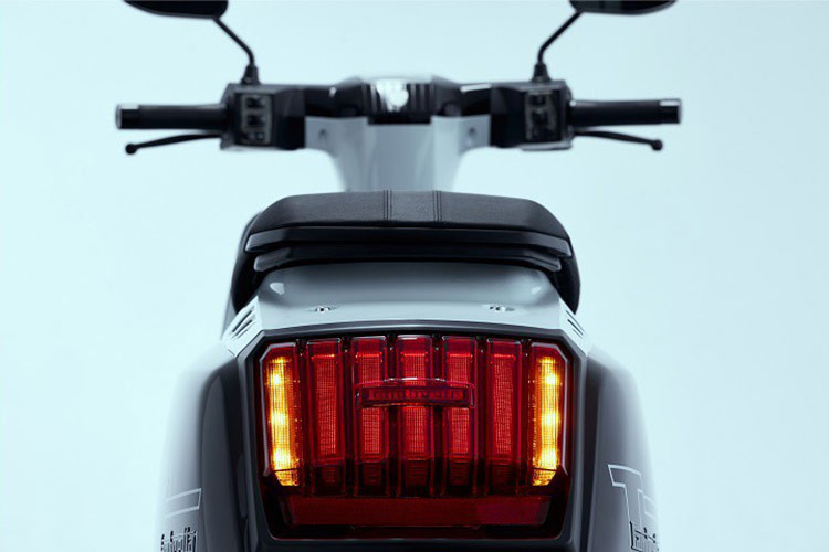 Thiết kế hệ thống treo của XP200 GP cũng truyền tải sự độc đáo với bộ giảm xóc trước Double Arm-Link ở 2 bên, mang đến khả năng kiểm soát sự cân bằng của xe một cách hoàn hảo.