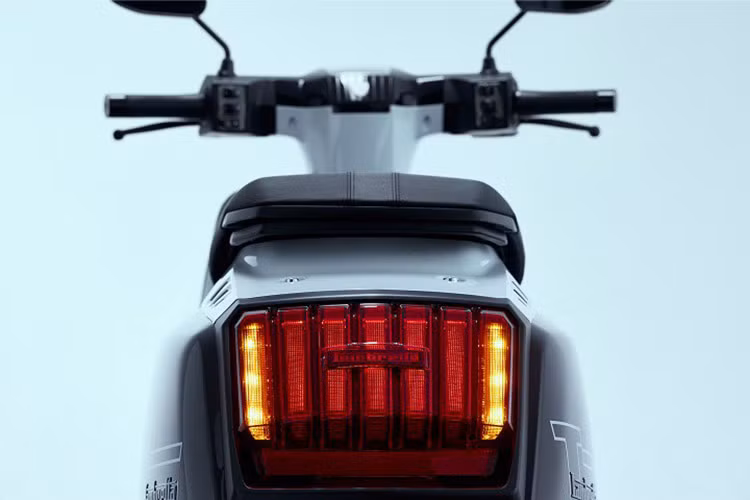 Thiết kế hệ thống treo của XP200 GP cũng truyền tải sự độc đáo với bộ giảm xóc trước Double Arm-Link ở 2 bên, mang đến khả năng kiểm soát sự cân bằng của xe một cách hoàn hảo.