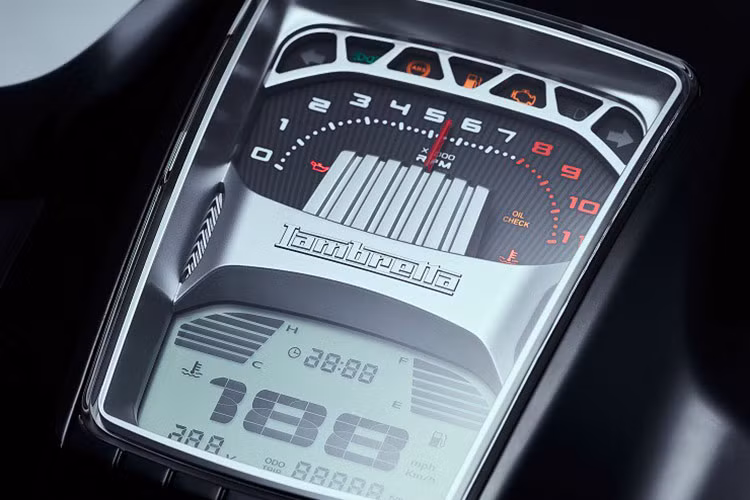 Cụm đồng hồ của Lambretta X200 GP mang phong cách cổ điển xen lẫn hiện đại khi sử dụng kỹ thuật số và xe cũng được trang bị chìa khóa thông minh hiện đại đem tới các trải nghiệm dùng tốt hơn và bảo vệ xe an toàn hơn.