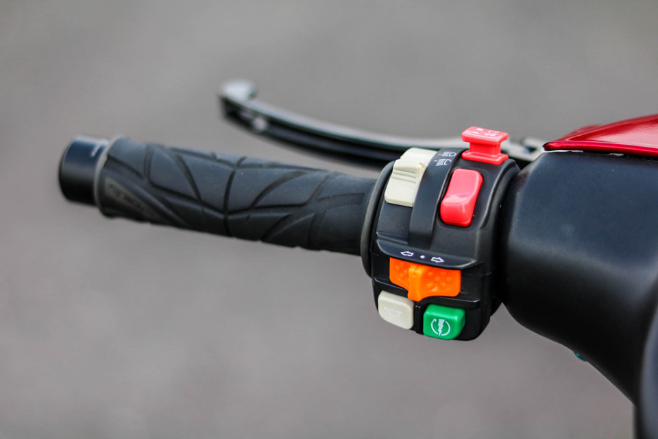 Cụm công tắc zin được thay bằng cụm công tắc HoneyWell đầy đủ các chức năng. Cặp bao tay hiệu Spider. Tay côn sử dụng của hãng TWM từ Italy tuy không nổi tiếng như Brembo nhưng có mức giá hợp lý, cùng hiệu năng tốt.