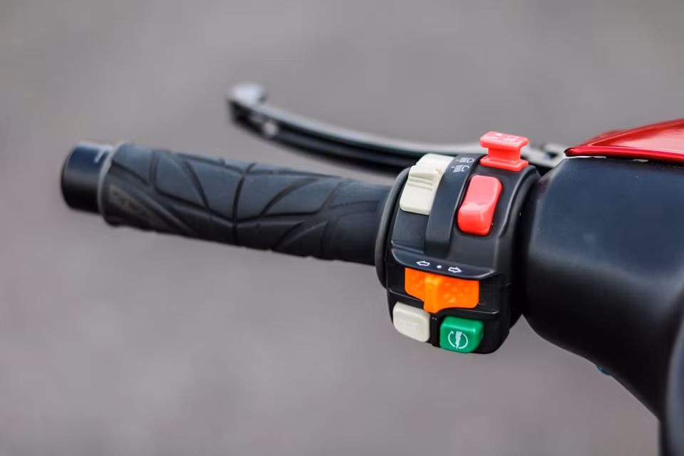 Cụm công tắc zin được thay bằng cụm công tắc HoneyWell đầy đủ các chức năng. Cặp bao tay hiệu Spider. Tay côn sử dụng của hãng TWM từ Italy tuy không nổi tiếng như Brembo nhưng có mức giá hợp lý, cùng hiệu năng tốt.