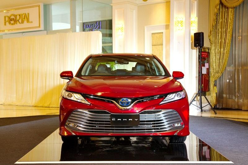 Ngoài ra, hệ thống động cơ Toyota Hybrid System II (THS II) kể trên còn có sự hỗ trợ của hộp số E-CVT và cụm pin nickel-hyđrua kim loại 6,5 Ah nằm bên dưới hàng ghế sau. Cụm pin này mang đến trọng tâm thấp hơn cho xe mà không ảnh hưởng đến thể tích khoang hành lý. Tuy nhiên, bình xăng của Toyota Camry Hybrid 2018 sẽ có thể tích ít hơn 10 lít so với con số 60 lít của các phiên bản dùng máy xăng thông thường.