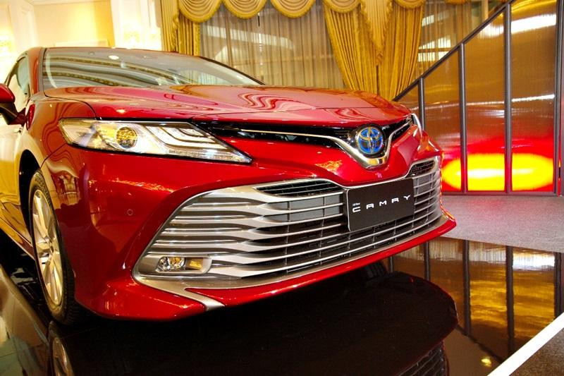 Tương tự thị trường thế giới, Camry 2018 tại Thái Lan cũng được phát triển dựa trên cơ sở gầm bệ Toyota New Global Architecture (TNGA). So với phiên bản cũ, Toyota Camry mới có chiều dài cơ sở nhỉnh hơn 50 mm, đạt 2.825 mm. Ngoài ra, xe còn có chiều dài 4.885 mm (tăng 35 mm), rộng 1.840 mm (tăng 15 mm) và cao 1.445 mm (giảm 25 mm).
