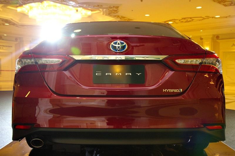 Xe sở hữu hệ thống treo MacPherson trước và xương đòn kép phía sau. Về trang bị, Toyota Camry 2018 bản 2.0G AT tại Thái Lan đi kèm bộ vành 16 inch, lốp 205/65, đèn pha và đèn hậu LED hiện đại hơn.