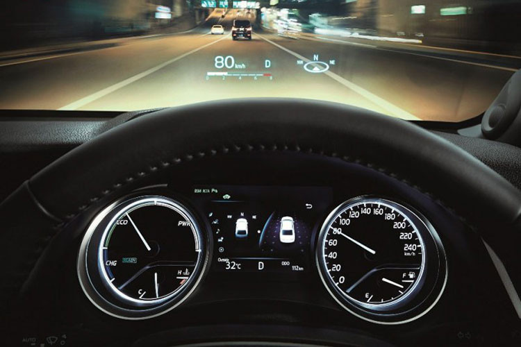 Toàn bộ các bản trang bị của Toyota Camry 2018 tại Thái Lan đều có 7 túi khí trong khi bản 2.5 HV Premium AT có 9 túi khí. Các trang bị an toàn khác của xe còn có hệ thống cân bằng điện tử, kiểm soát lực bám đường, chống bó cứng phanh ABS, phân bổ lực phanh điện tử,... Trong khi đó, gói an toàn Toyota Safety Sense dành riêng cho bản cao cấp nhất.