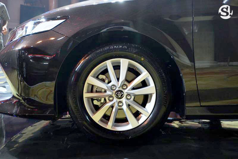 Trong khi đó, bản 2.5G AT được bổ sung vành 18 inch lớn hơn, lốp 235/45, cửa sổ trời và 2 ống xả. Riêng phiên bản hybrid cùng vành 17 inch, lốp 215/55, đèn pha LED cải tiến và những chi tiết mạ crôm bổ sung.