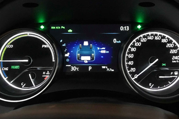 Đương nhiên, bản cao cấp nhất của Toyota Camry 2018 tại Thái Lan sẽ có những trang bị riêng như điều hòa tự động 3 vùng (2 vùng ở các bản còn lại), màn hình cảm ứng chỉnh điều hòa ở bệ tì tay hàng ghế sau, đệm thắt lưng tùy chỉnh và tính năng thông khí cho hàng ghế trước, hệ thống thông tin giải trí cảm ứng 8 inch kết nối với dàn âm thanh JBL 9 loa...