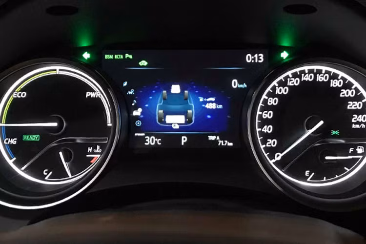 Đương nhiên, bản cao cấp nhất của Toyota Camry 2018 tại Thái Lan sẽ có những trang bị riêng như điều hòa tự động 3 vùng (2 vùng ở các bản còn lại), màn hình cảm ứng chỉnh điều hòa ở bệ tì tay hàng ghế sau, đệm thắt lưng tùy chỉnh và tính năng thông khí cho hàng ghế trước, hệ thống thông tin giải trí cảm ứng 8 inch kết nối với dàn âm thanh JBL 9 loa...