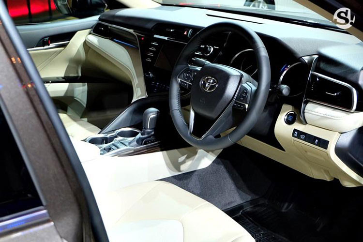 Bên trong Toyota Camry 2018 tại Thái Lan xuất hiện ghế trước chỉnh điện 8 hướng, ghế bọc da, sạc điện thoại không dây, mở cửa/khởi động máy không cần chìa khóa, rèm chắn nắng phía sau... màn hình xe dạng đa thông tin trong bảng đồng hồ với kích thước 4,2 inch cho bản thường và 7 inch cho bản hybrid.