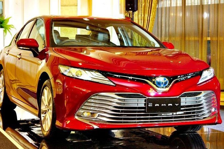 Đúng như kế hoạch, dòng sedan cỡ trung Toyota Camry thế hệ mới đã chính thức ra mắt thị trường Thái Lan. Như vậy, phải gần 2 năm sau khi lần đầu tiên ra mắt tại triển lãm Ô tô Detroit 2017, Toyota Camry thế hệ thứ 7 mới được giới thiệu tại Đông Nam Á và Thái Lan.
