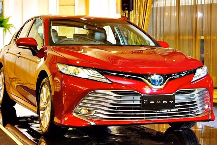 Đúng như kế hoạch, dòng sedan cỡ trung Toyota Camry thế hệ mới đã chính thức ra mắt thị trường Thái Lan. Như vậy, phải gần 2 năm sau khi lần đầu tiên ra mắt tại triển lãm Ô tô Detroit 2017, Toyota Camry thế hệ thứ 7 mới được giới thiệu tại Đông Nam Á và Thái Lan.