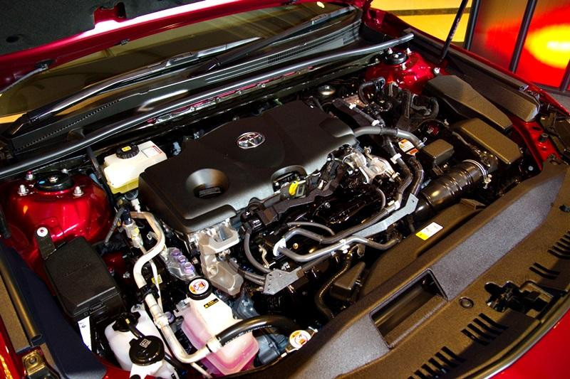 Toyota Camry 2018 sở hữu 3 tùy chọn động cơ khác nhau. Thứ nhất là động cơ xăng 4 xi-lanh, hút khí tự nhiên, dung tích 2.0 lít và có thể chạy bằng xăng sinh học E85. Động cơ này tạo ra công suất tối đa 167 mã lực tại tua máy 6.500 vòng/phút và mô-men xoắn cực đại 199 Nm tại tua máy 4.600 vòng/phút, kết hợp cùng hộp số tự động 6 cấp.