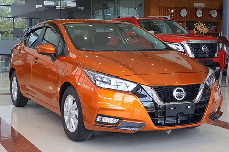 Oto nhap khau giam hang tram trieu dong 