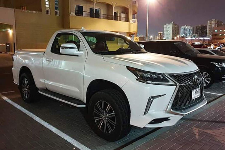 Mới đây, một tài khoản trên trang web trao đổi mua bán xe khu vực Trung Đông, đã cung cấp hình ảnh chiếc bán tải Lexus LX570 đầy sang chảnh. Điều khiến nhiều người tò mò là hãng chỉ cung cấp mẫu xe với phiên bản SUV, trong khi đó chiếc xe này lại ở dạng bán tải.
