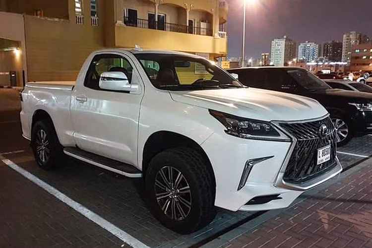 Mới đây, một tài khoản trên trang web trao đổi mua bán xe khu vực Trung Đông, đã cung cấp hình ảnh chiếc bán tải Lexus LX570 đầy sang chảnh. Điều khiến nhiều người tò mò là hãng chỉ cung cấp mẫu xe với phiên bản SUV, trong khi đó chiếc xe này lại ở dạng bán tải.
