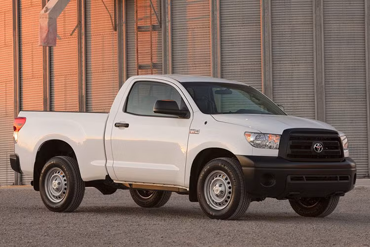 Trong tất cả các mẫu bán tải có thể vừa với bộ “giáp” của LX570 thì chỉ có chiếc Toyota Tundra Regular Cab phiên bản 2010 là vừa vặn nhất. Xét về ngoại thất thì Tundra không có điểm gì nổi bật, nhưng về sự mạnh mẽ, nó chẳng kém cạnh chiếc “khủng long” siêu sang của Lexus. Mẫu xe này sở hữu tùy chọn động cơ V8 dung tích 5.7L, đạt công suất 381 mã lực, kết hợp số tự động 6 cấp.