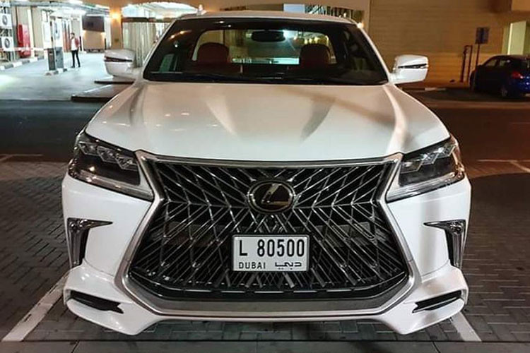 Xét tổng thể về ngoại thất, mui xe và đuôi xe cùng các chi tiết khác như lưới tản nhiệt, đèn pha, đèn sương mù, gương chiếu hậu và bộ la zăng đều y hệt Lexus LX570. Theo hình ảnh chụp trực diện chiếc xe, có lẽ ai cũng tưởng như đây là một chiếc LX570 bình thường.