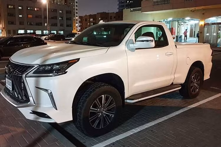 Lẽ ra phải là một chiếc SUV hạng sang cỡ lớn với cấu hình 5 hoặc 7 chỗ ngồi thì chiếc xe này lại được cắt giảm chỉ còn hai chỗ. Phía sau dành cho thùng xe, các chi tiết còn lịa như; mâm đa chấu, gương chiếu hậu... vẫn không có gì thay đổi so với bản Lexus LX570 Super Sport.