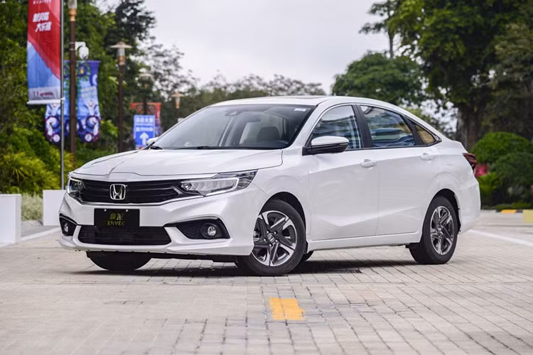 Honda mới đây đã chính thức tung mẫu sedan cỡ nhỏ Envix 2019 ra thị trường Trung Quốc. Honda Envix 2019 mới vốn được phát triển dựa trên cơ sở gầm bệ kéo dài của Honda City. Envix thực chất chỉ là một phiên bản thay đổi thiết kế của mẫu sedan Honda Crider 2019 đã ra mắt thị trường Trung Quốc vào hồi tháng 9 năm ngoái.