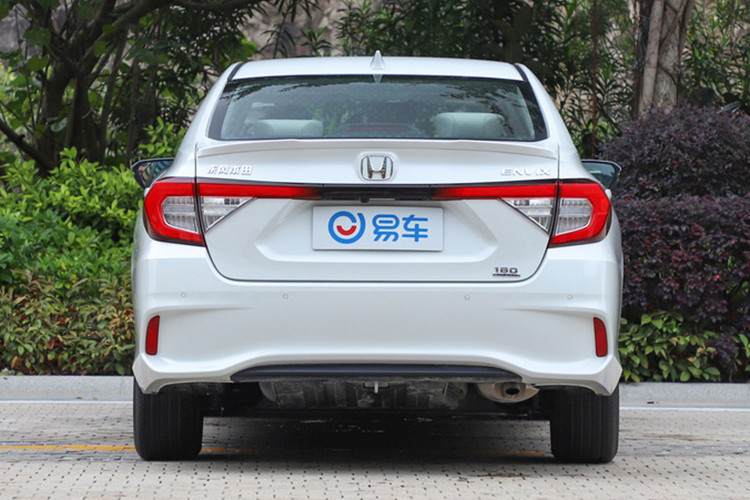 Những điểm nhấn khác trong thiết kế ngoại thất của Honda Envix 2019 bao gồm đèn sương mù hình tròn trên cản trước và bộ vành 5 chấu phối 2 tông màu thể thao. Đằng sau Honda Envix 2019 xuất hiện cụm đèn hậu LED hình càng cua tạo sự tương đồng với dải đèn LED định vị ban ngày phía trước đồng thời gợi liên tưởng đến "người anh em" Civic.