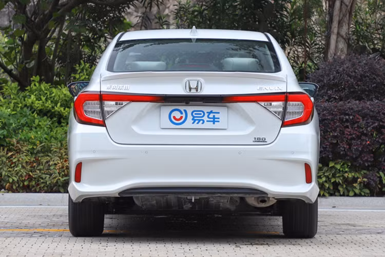 Những điểm nhấn khác trong thiết kế ngoại thất của Honda Envix 2019 bao gồm đèn sương mù hình tròn trên cản trước và bộ vành 5 chấu phối 2 tông màu thể thao. Đằng sau Honda Envix 2019 xuất hiện cụm đèn hậu LED hình càng cua tạo sự tương đồng với dải đèn LED định vị ban ngày phía trước đồng thời gợi liên tưởng đến "người anh em" Civic.