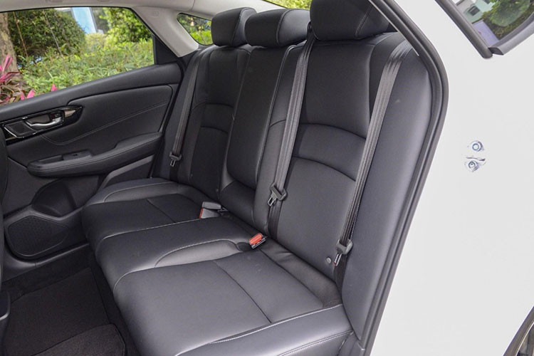 Hàng ghế sau của Honda Envix 2019 có cửa gió điều hòa và bệ tì tay trung tâm tích hợp ngăn đựng cốc. Nắp của bệ tì tay trung tâm khi ngửa ra có thể tạo thành một chiếc bàn nhỏ để hành khách đặt đồ lên khá tiện dụng.