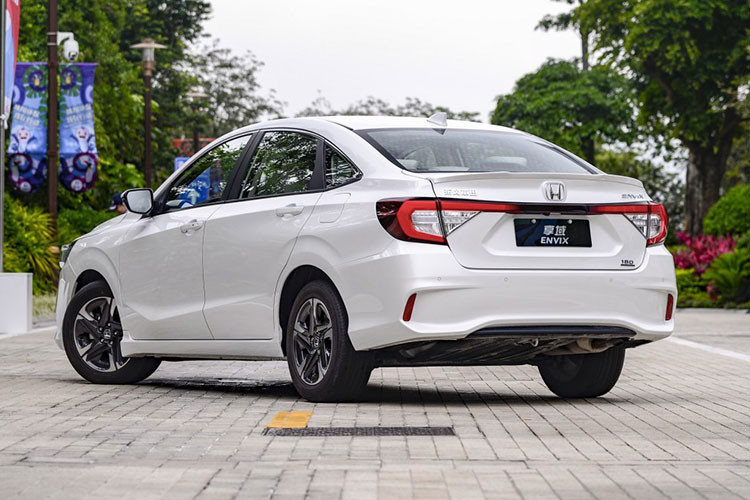 So với City, Honda Envix 2019 dài hơn 92 mm, rộng hơn 54 mm, cao hơn 4 mm trong khi chiều dài cơ sở tăng 80 mm. Thậm chí, mẫu xe này còn dài hơn 126 mm, rộng hơn 5 mm, cao hơn 93 mm và có chiều dài cơ sở nhỉnh hơn 30 mm so với mẫu sedan cỡ C Honda Civic. Xe được áp dụng ngôn ngữ thiết kế khá đặc trưng của Honda và chỉ thay đổi nhẹ về ngoại hình so với phiên bản concept