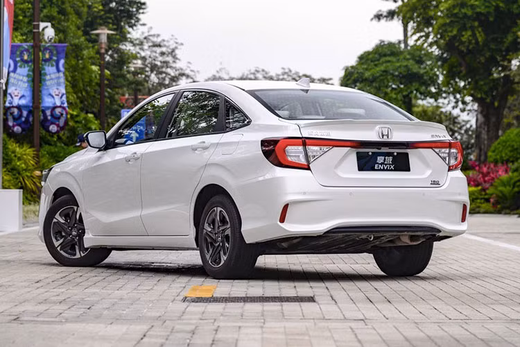 So với City, Honda Envix 2019 dài hơn 92 mm, rộng hơn 54 mm, cao hơn 4 mm trong khi chiều dài cơ sở tăng 80 mm. Thậm chí, mẫu xe này còn dài hơn 126 mm, rộng hơn 5 mm, cao hơn 93 mm và có chiều dài cơ sở nhỉnh hơn 30 mm so với mẫu sedan cỡ C Honda Civic. Xe được áp dụng ngôn ngữ thiết kế khá đặc trưng của Honda và chỉ thay đổi nhẹ về ngoại hình so với phiên bản concept
