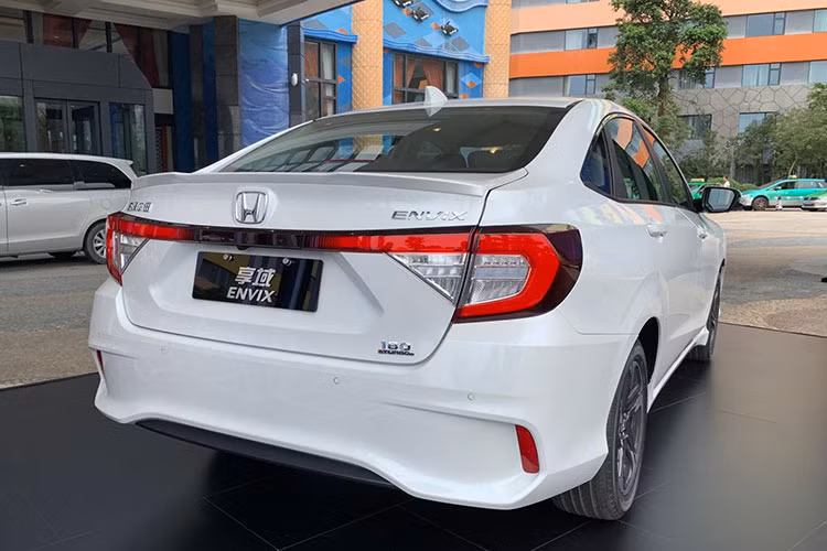 Theo đó, tại thị trường đông dân nhất thế giới, giá xe Honda Envix 2019 dao động từ 99.800 - 136.800 Nhân dân tệ (khoảng 345 - 473 triệu đồng) tương ứng với 4 bản trang bị. Như vậy, Honda Envix 2019 có giá khởi điểm giống hệt "người anh em" Crider 2019.